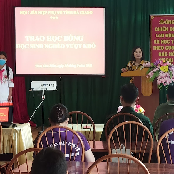 Hội LHPN tỉnh Hà Giang trao học bổng cho 5 học sinh nghèo vượt khó tại xã Thèn Chu Phìn năm học 2021 - 2022