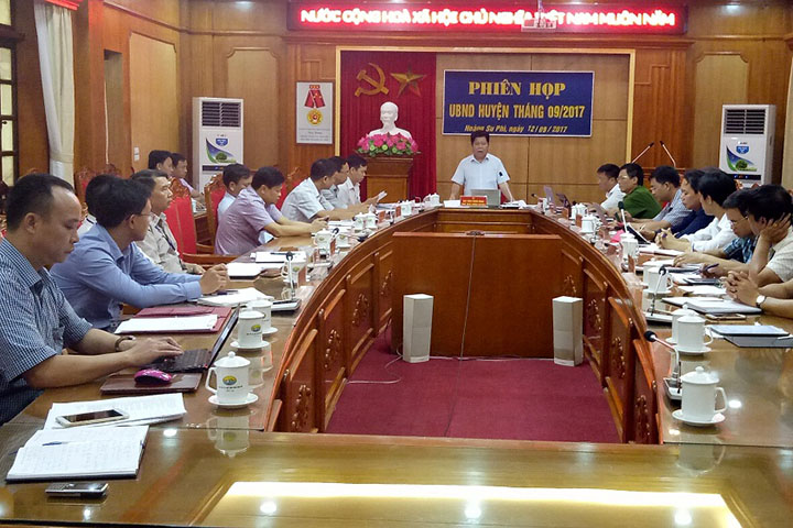 Ủy ban nhân dân huyện tổ chức phiên họp thường kỳ tháng 9