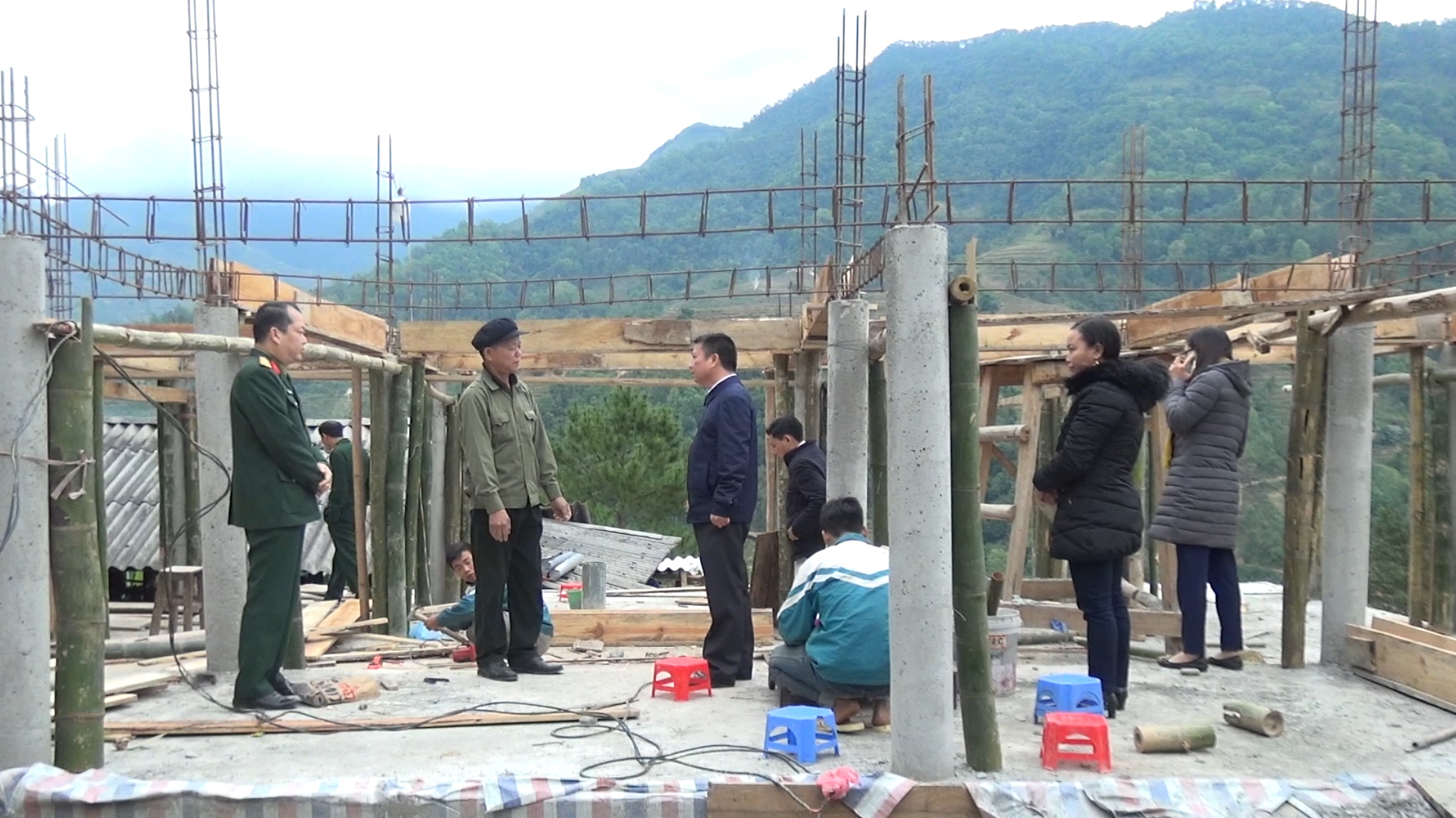 Phó bí thư Thường trực Huyện ủy kiểm tra tiến độ xây dựng nhà ở cho Cựu chiến binh, người nghèo tại 2 xã Pố Lồ và Thèn Chu Phìn.